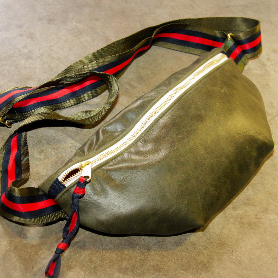 wayne sling bag | hunter